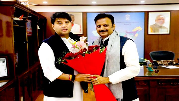 उप मुख्यमंत्री श्री शुक्ल ने केंद्रीय नागरिक विमानन मंत्री श्री सिंधिया से सौजन्य भेंट की